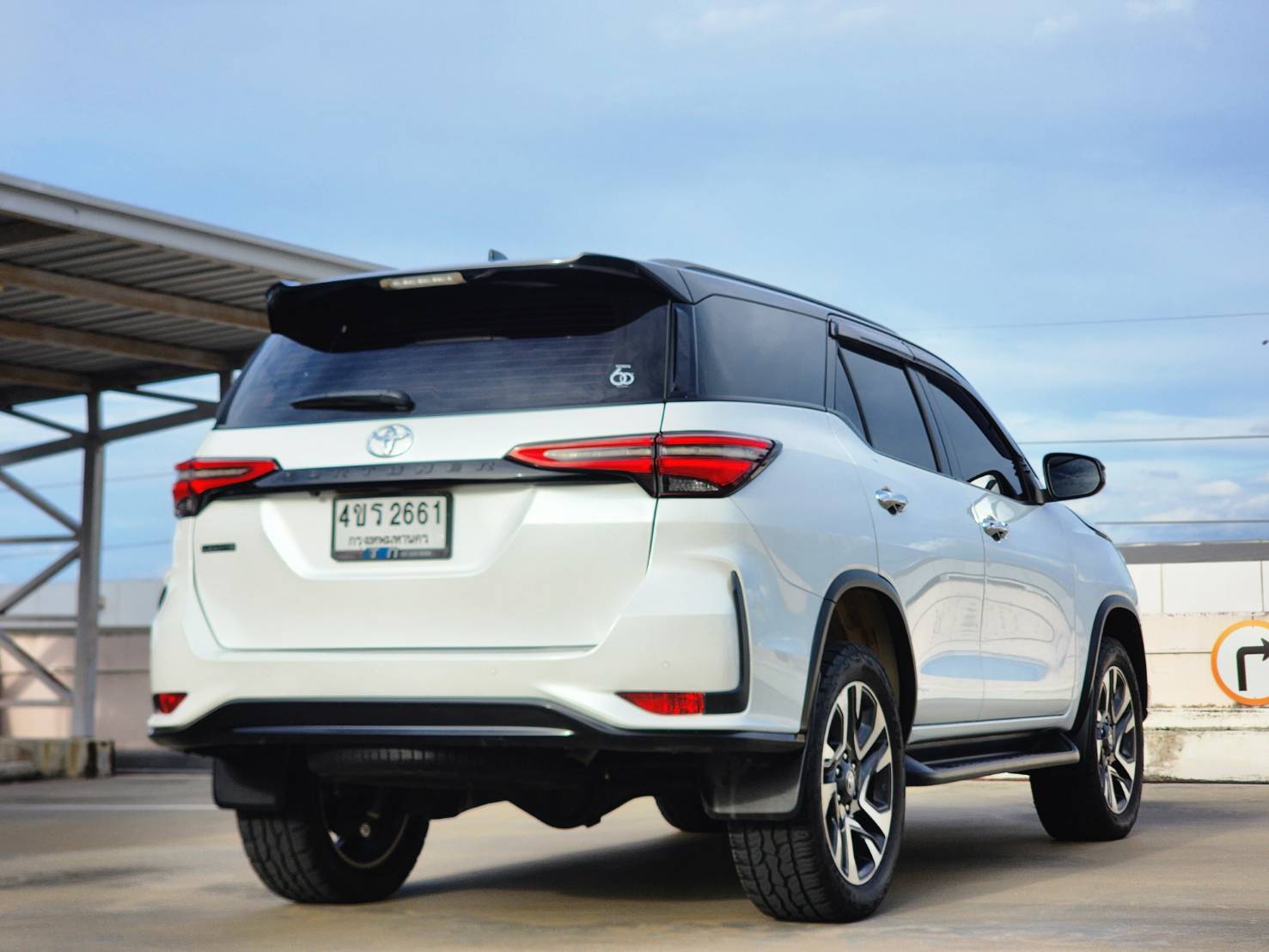 Toyota Fortuner 2.4 Leader G ปี 2022 จดทะเบียนปี 2023 - Image 5