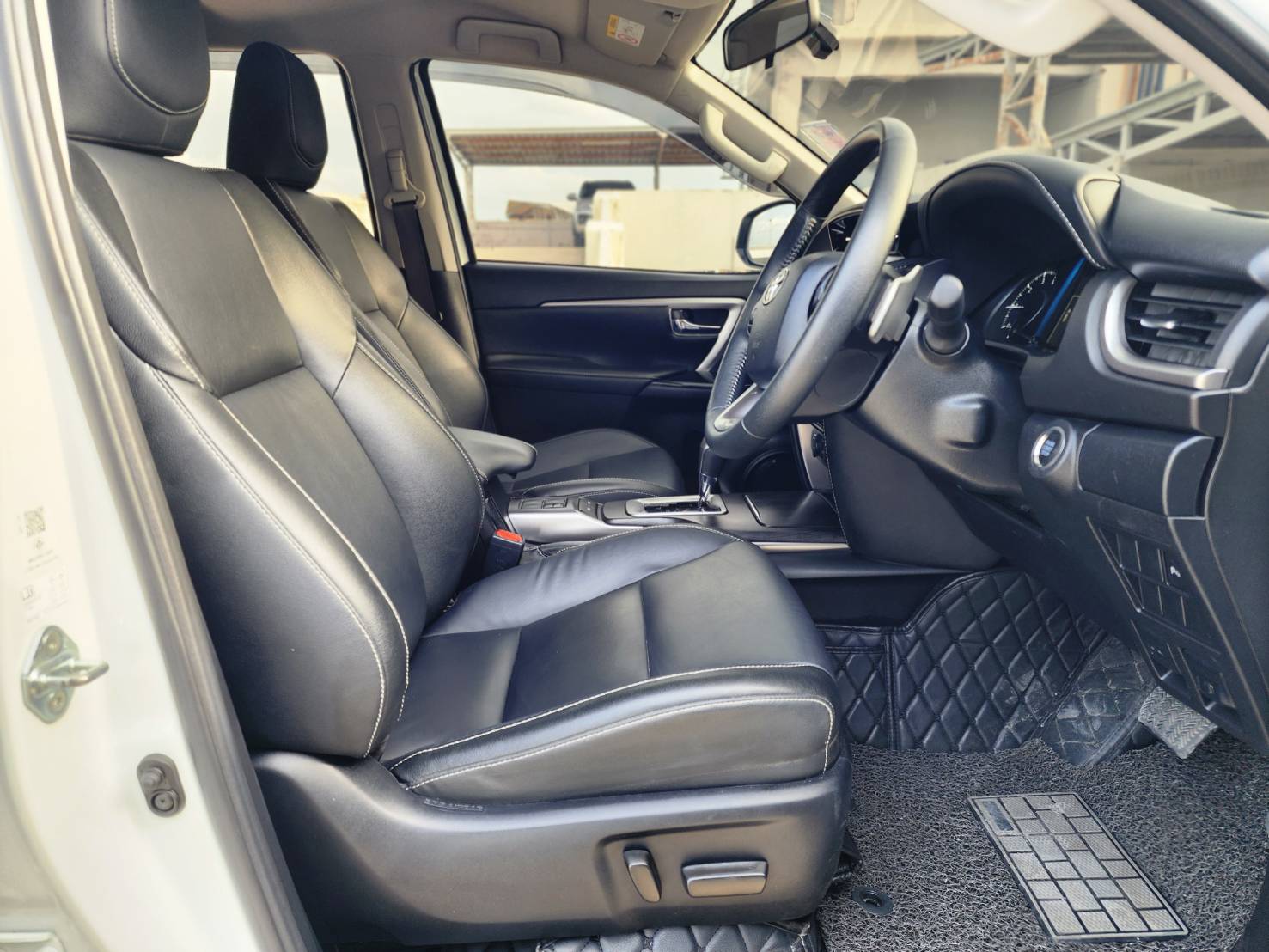 Toyota Fortuner 2.4 Leader G ปี 2022 จดทะเบียนปี 2023 - Image 8