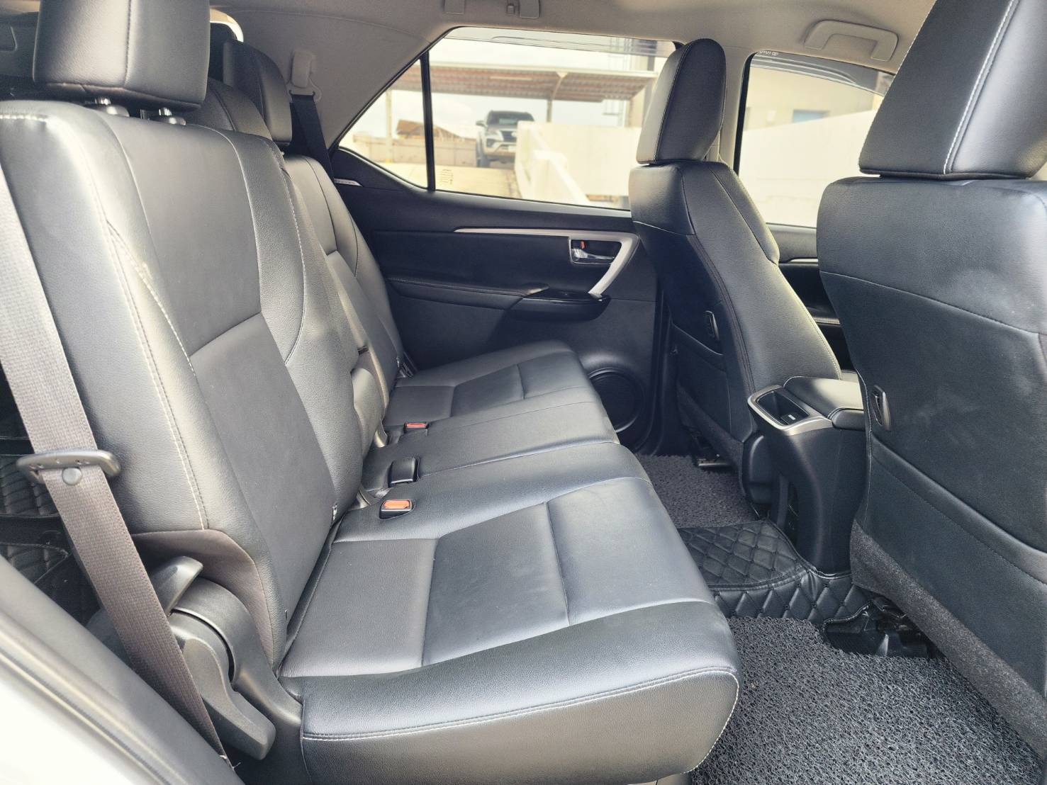 Toyota Fortuner 2.4 Leader G ปี 2022 จดทะเบียนปี 2023 - Image 9