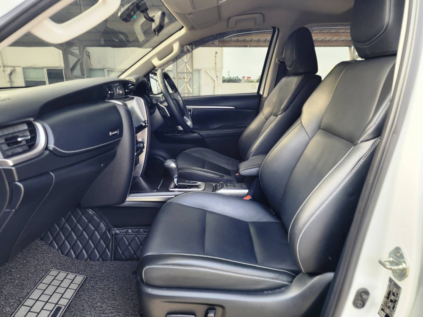 Toyota Fortuner 2.4 Leader G ปี 2022 จดทะเบียนปี 2023 - Image 10