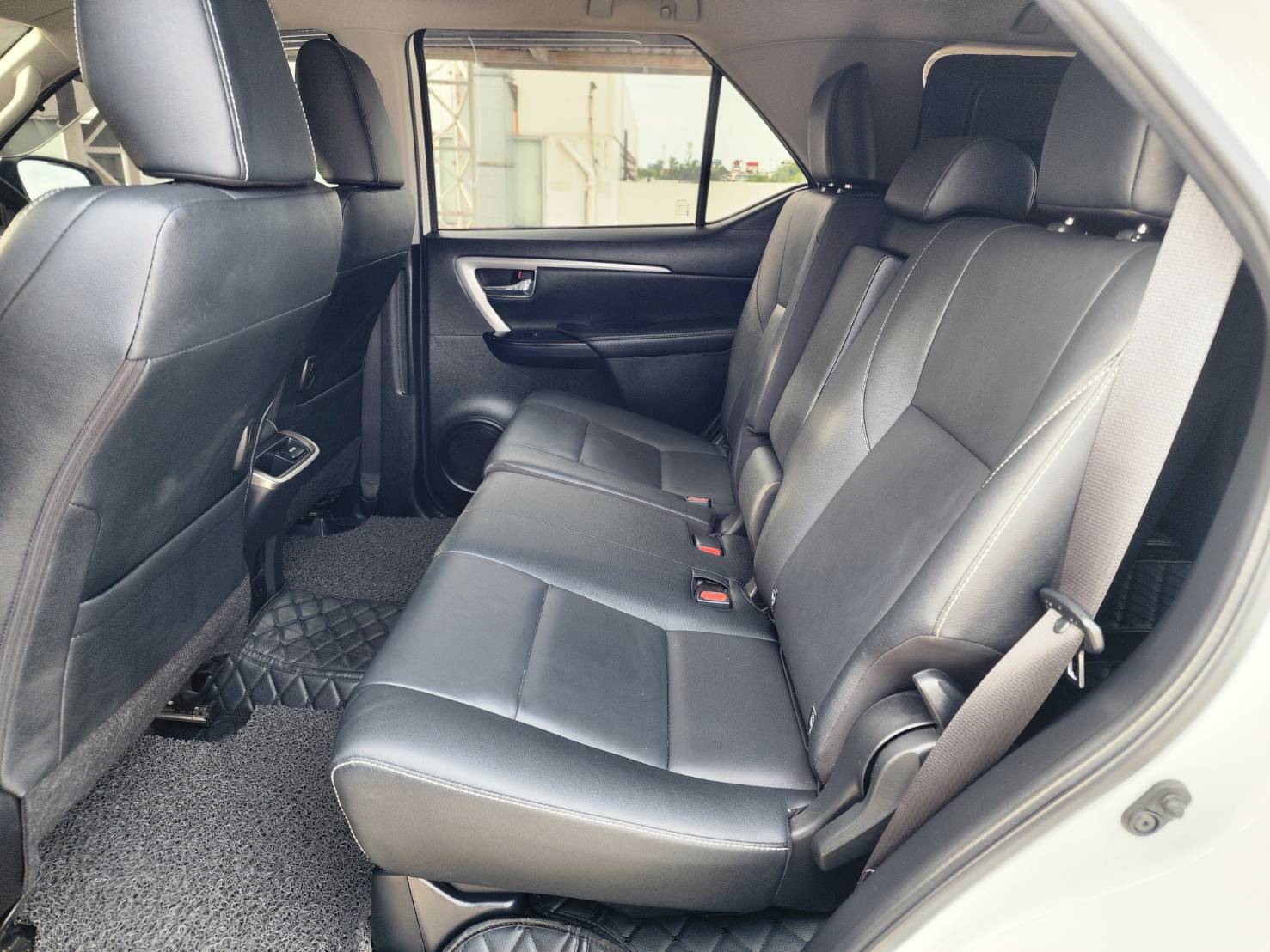 Toyota Fortuner 2.4 Leader G ปี 2022 จดทะเบียนปี 2023 - Image 11