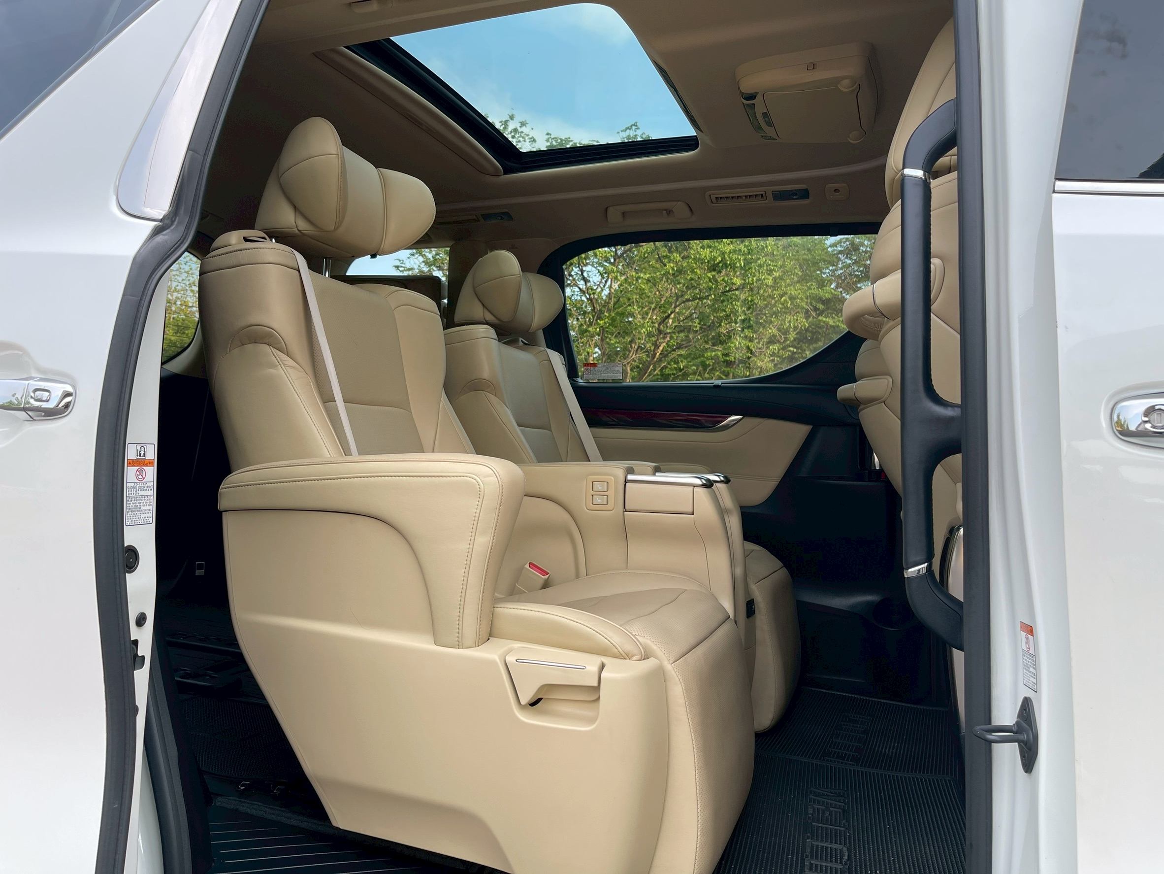 Toyota Alphard 2.5 Hybrid E-Four SRC TOP ปี 2016 จด 2017 - Image 9