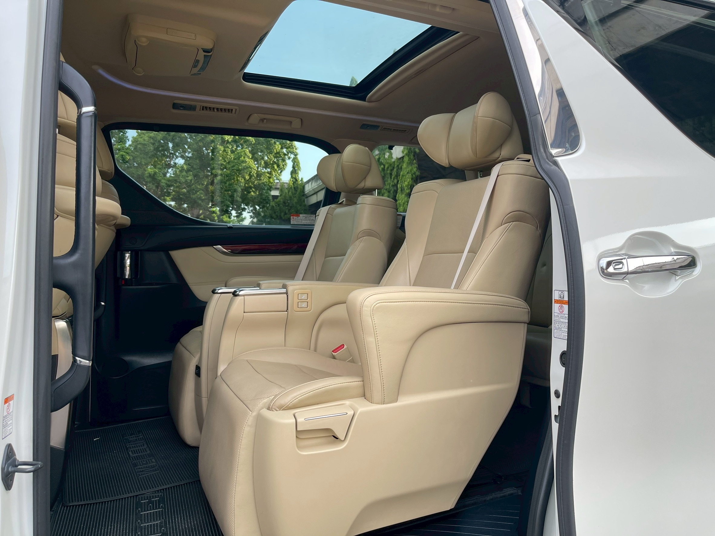 Toyota Alphard 2.5 Hybrid E-Four SRC TOP ปี 2016 จด 2017 - Image 11