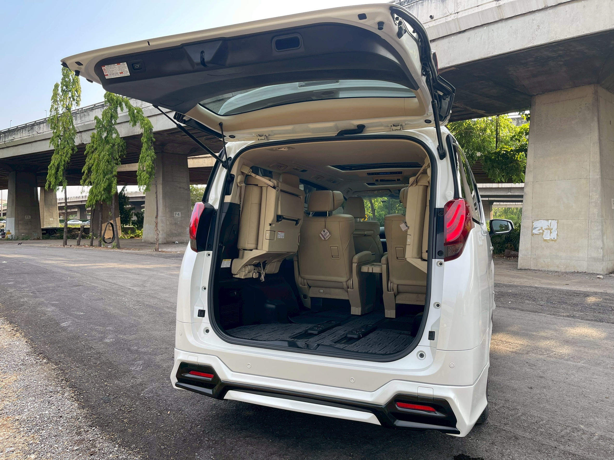 Toyota Alphard 2.5 Hybrid E-Four SRC TOP ปี 2016 จด 2017 - Image 19