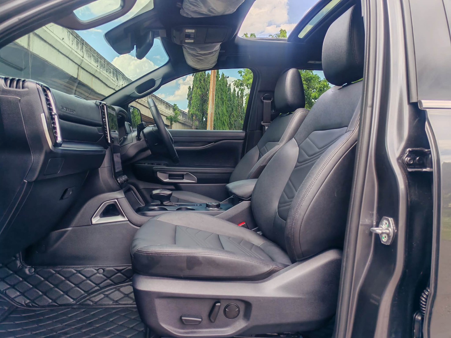 Ford Everest Next Gen 2.0 Bi-Turbo Titanium Plus 10AT 4WD ปี2022 - Image 10