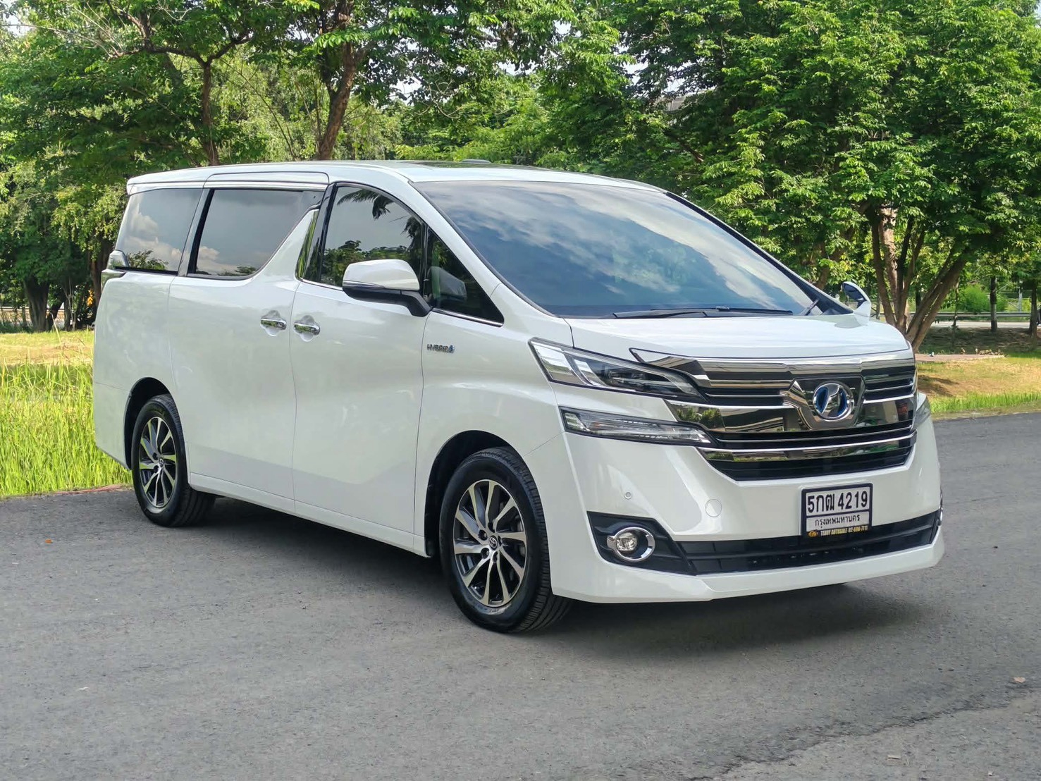 Toyota Vellfire 2.5 HEV E-FOUR ปี 2015 - Image 2