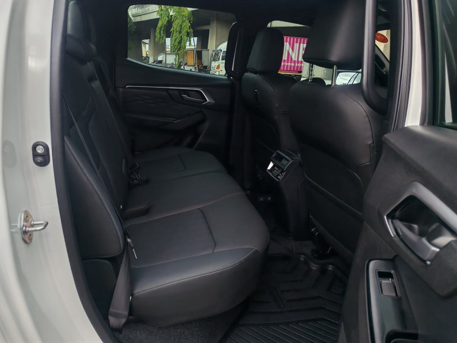 Isuzu Dmax Double Cab 3.0 M Hilander AT ปี 2024 จด 25 - Image 9