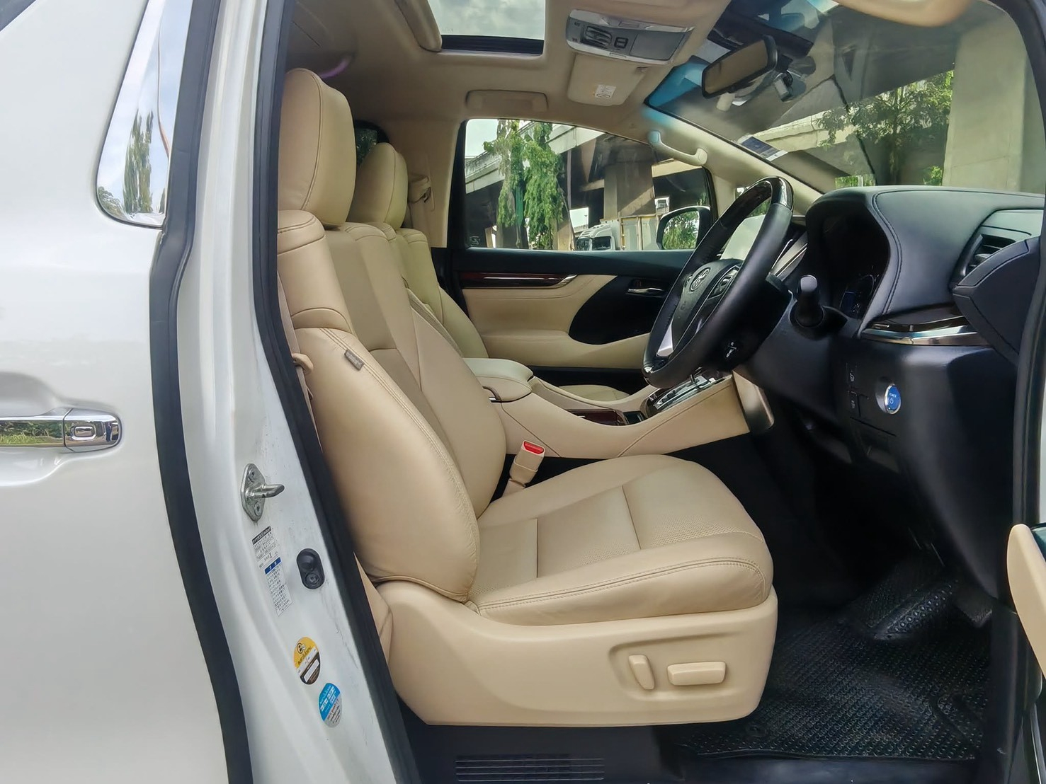 Toyota Vellfire 2.5 HEV E-FOUR ปี 2015 - Image 8