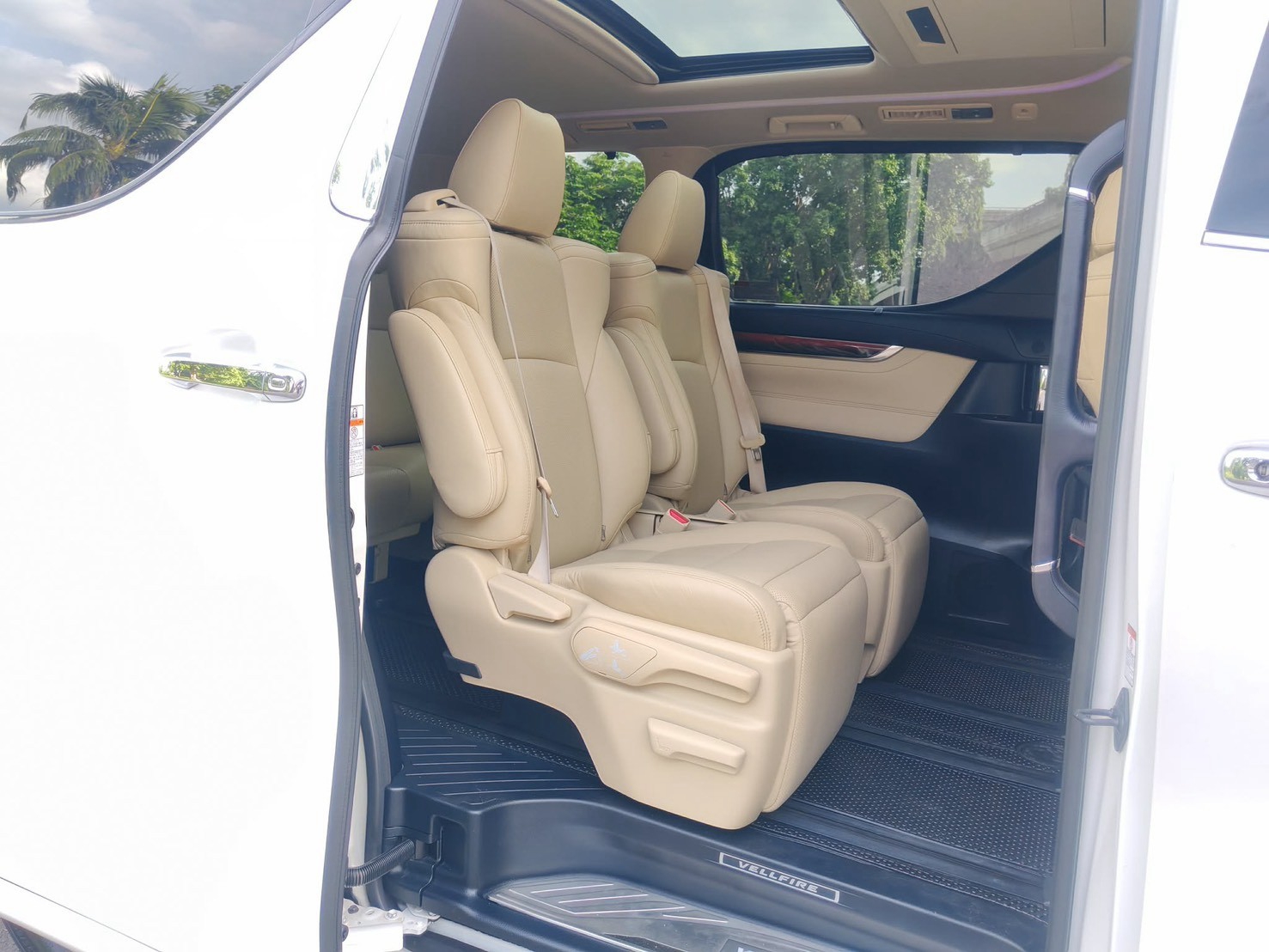 Toyota Vellfire 2.5 HEV E-FOUR ปี 2015 - Image 9