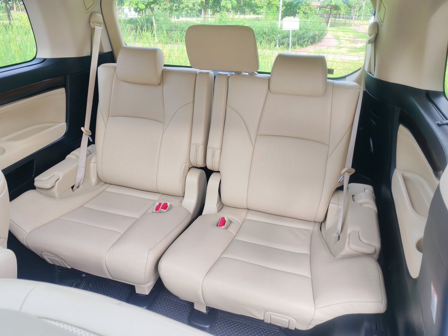 Toyota Vellfire 2.5 HEV E-FOUR ปี 2015 - Image 12