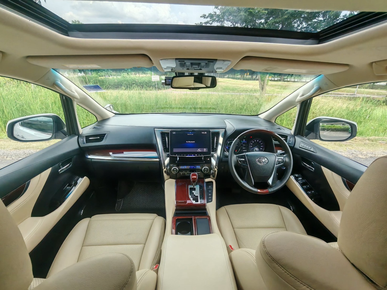 Toyota Vellfire 2.5 HEV E-FOUR ปี 2015 - Image 13
