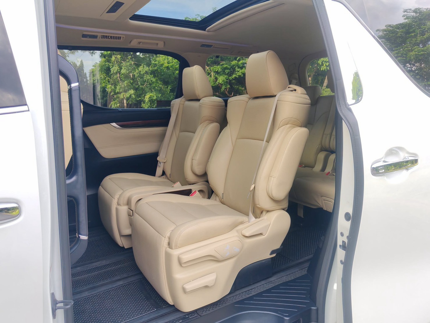 Toyota Vellfire 2.5 HEV E-FOUR ปี 2015 - Image 11