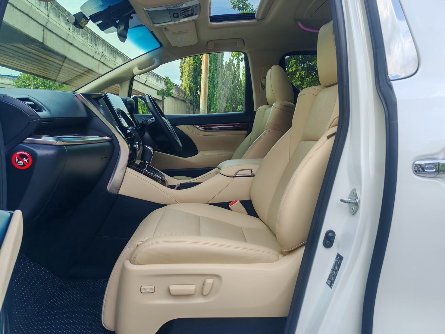 Toyota Vellfire 2.5 HEV E-FOUR ปี 2015 - Image 10