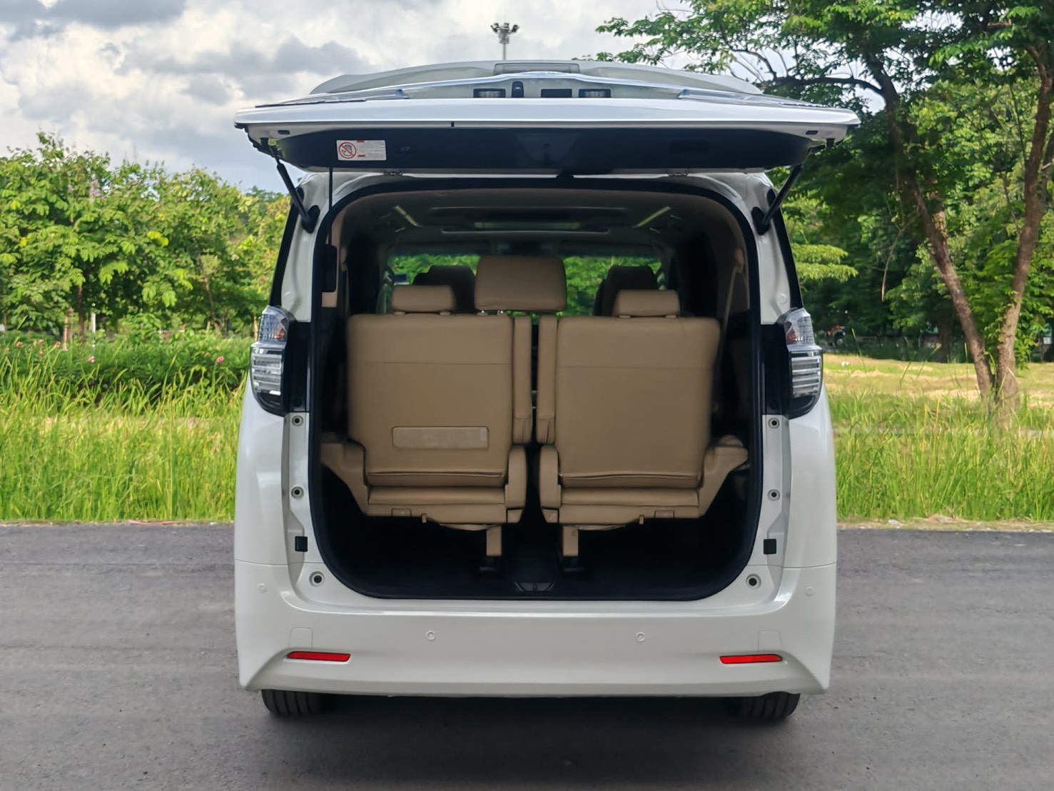 Toyota Vellfire 2.5 HEV E-FOUR ปี 2015 - Image 19
