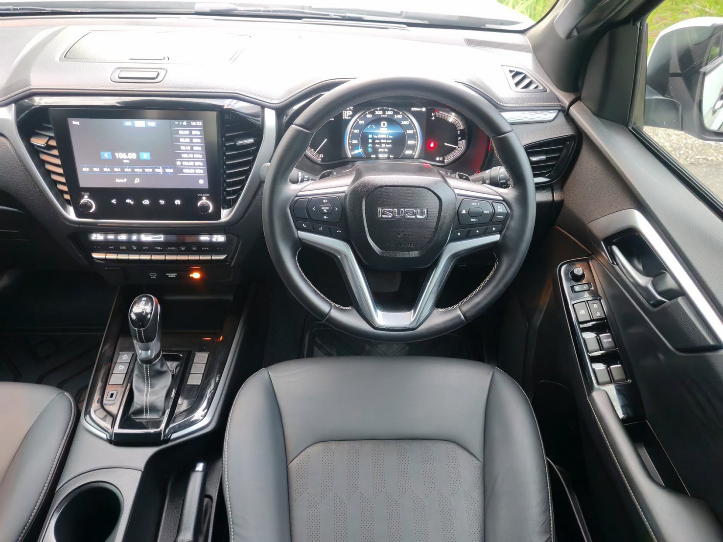 Isuzu Dmax Double Cab 3.0 M Hilander AT ปี 2024 จด 25 - Image 13