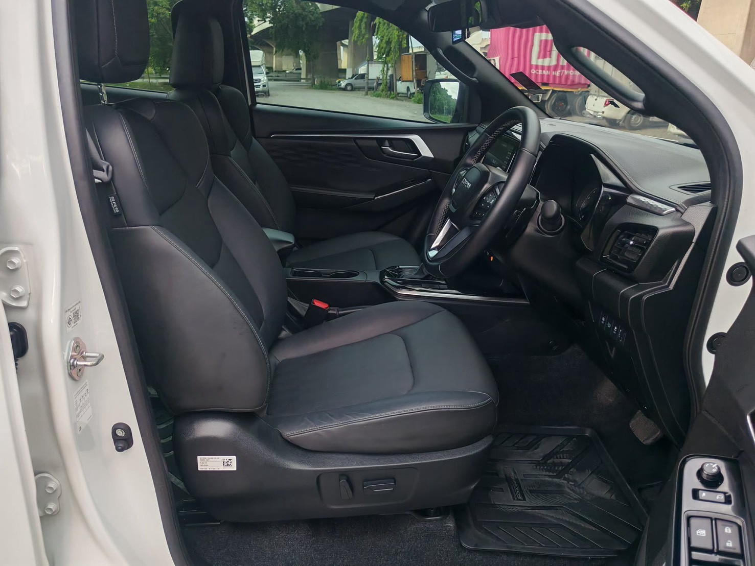 Isuzu Dmax Double Cab 3.0 M Hilander AT ปี 2024 จด 25 - Image 8