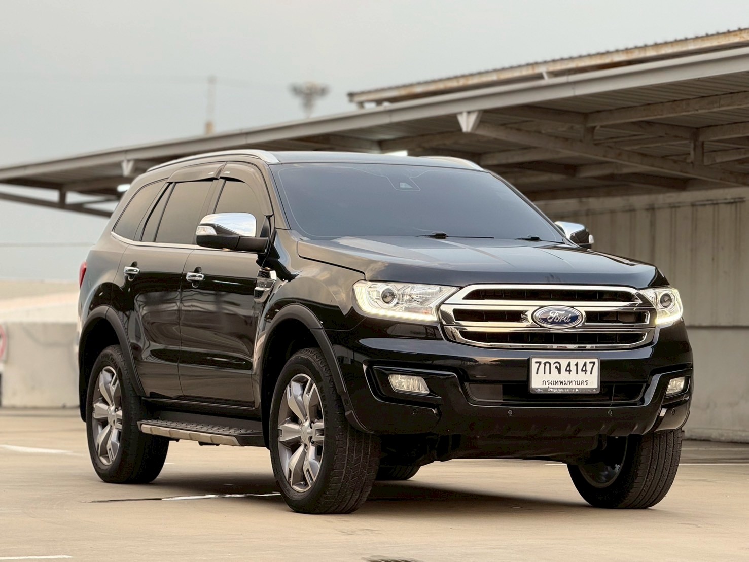 FORD EVEREST 2.2 Titaniam Plus Sunroof ปี 2017 - Image 4
