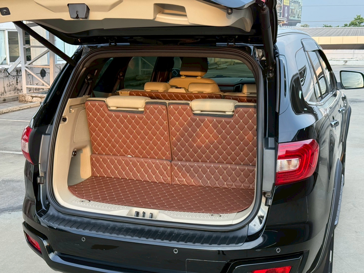 FORD EVEREST 2.2 Titaniam Plus Sunroof ปี 2017 - Image 17