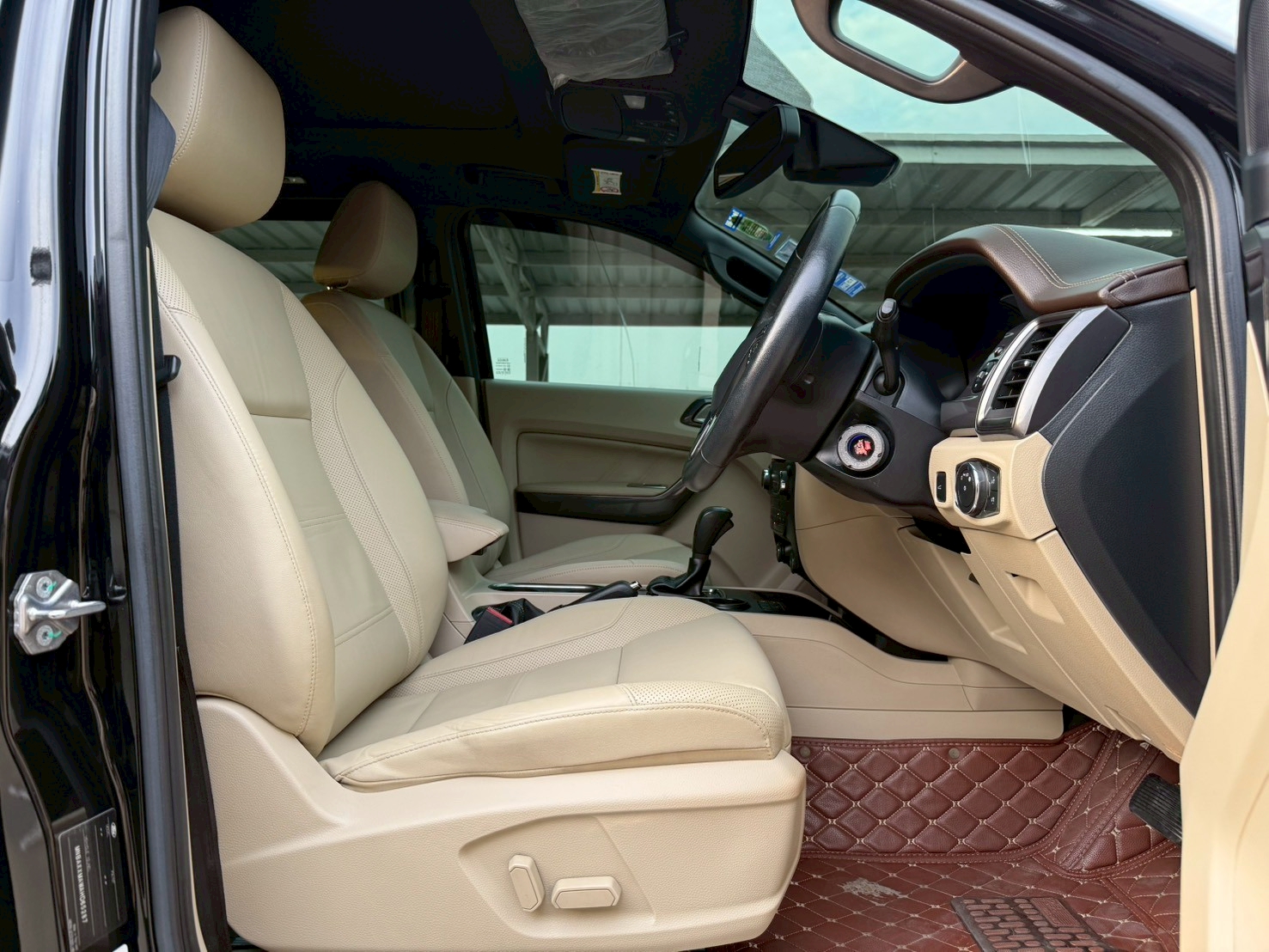 FORD EVEREST 2.2 Titaniam Plus Sunroof ปี 2017 - Image 8