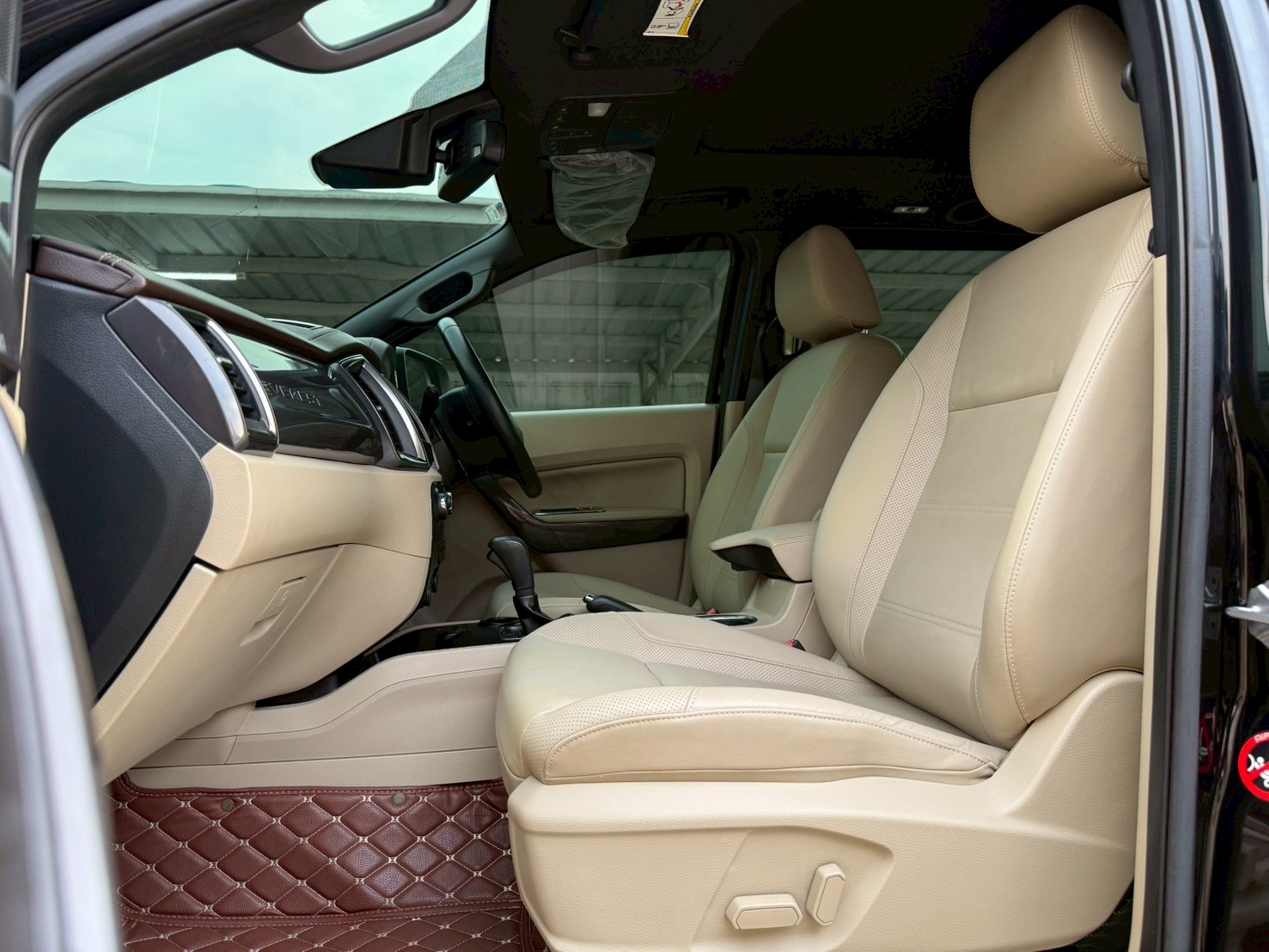 FORD EVEREST 2.2 Titaniam Plus Sunroof ปี 2017 - Image 10