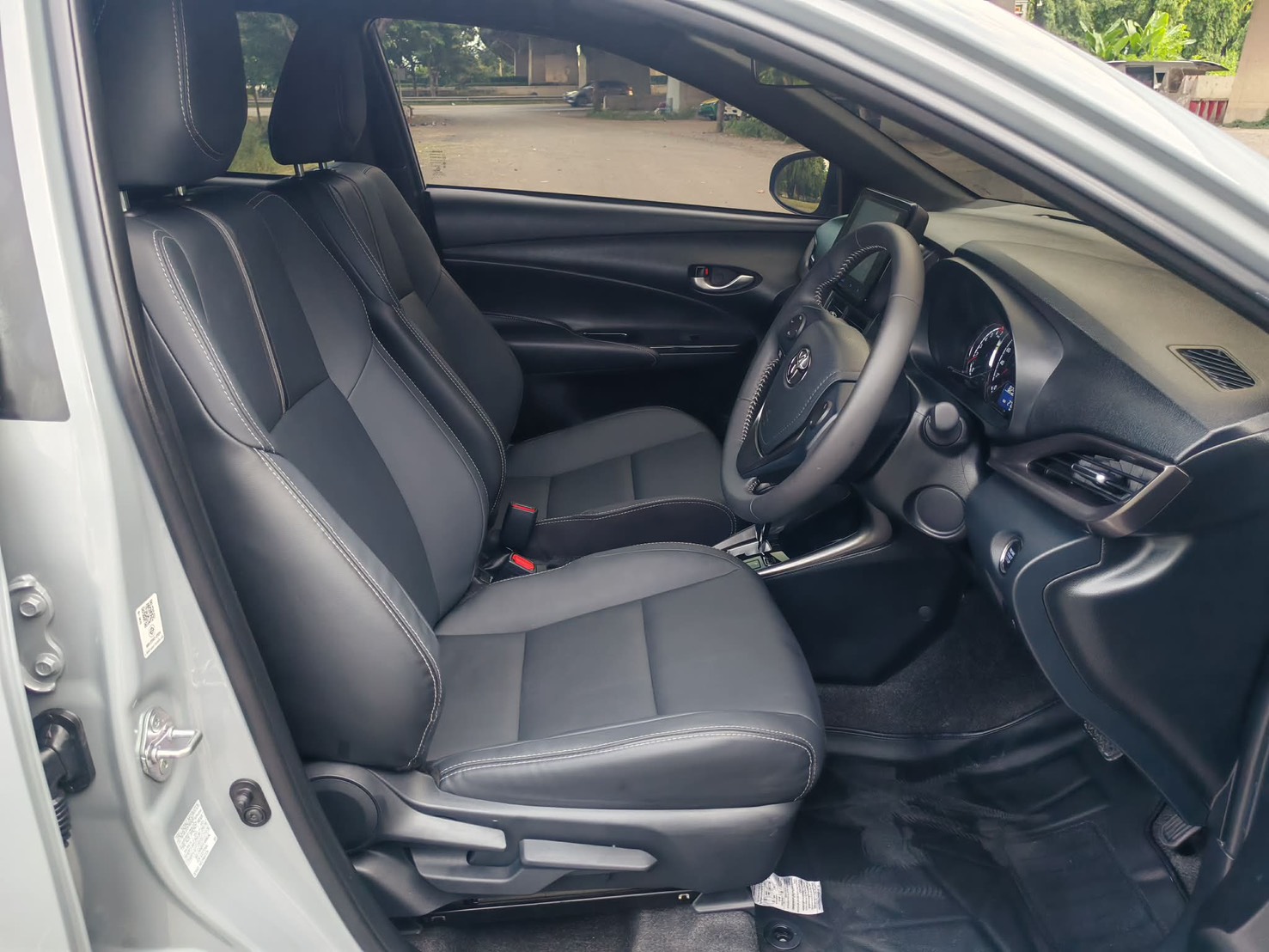TOYOTA Yaris Eco Hatchback 1.2 Premium ปี 2023 - Image 8