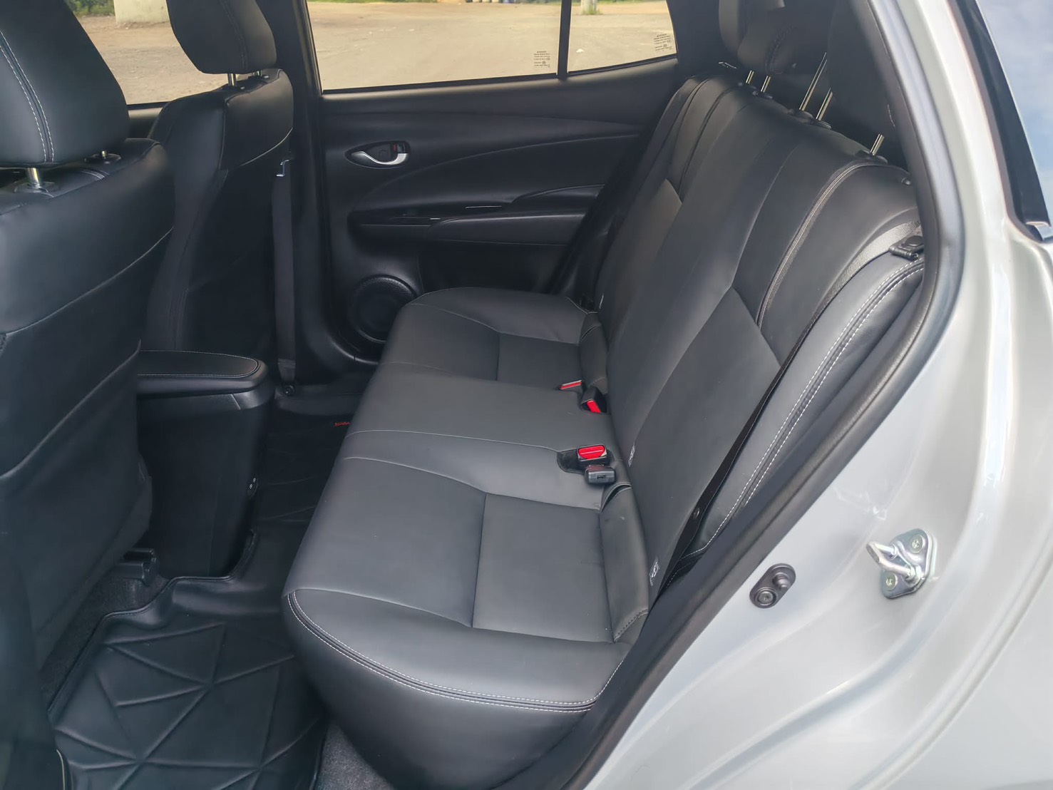 TOYOTA Yaris Eco Hatchback 1.2 Premium ปี 2023 - Image 11