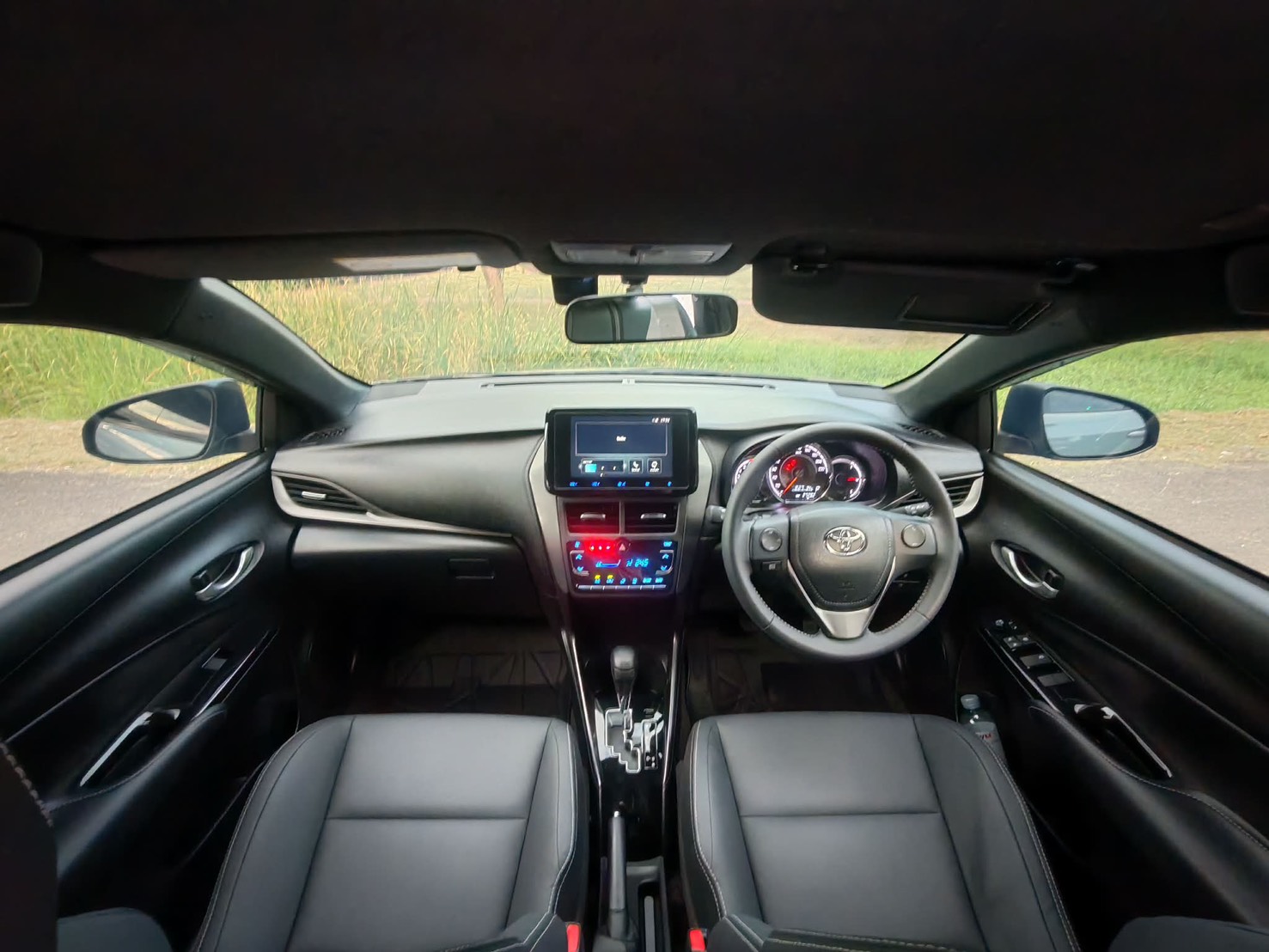 TOYOTA Yaris Eco Hatchback 1.2 Premium ปี 2023 - Image 12