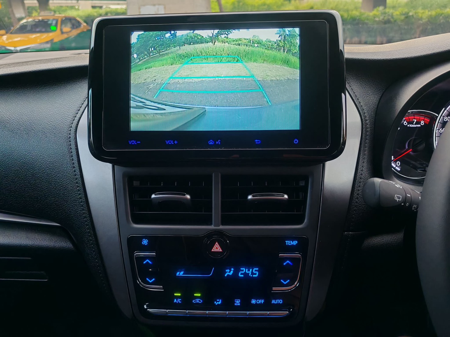 TOYOTA Yaris Eco Hatchback 1.2 Premium ปี 2023 - Image 14