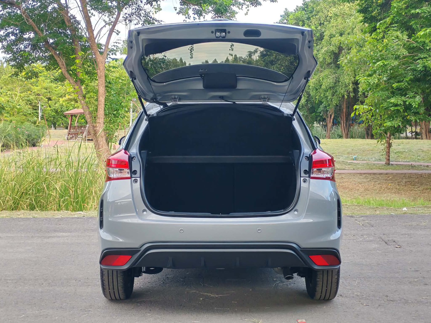 TOYOTA Yaris Eco Hatchback 1.2 Premium ปี 2023 - Image 17