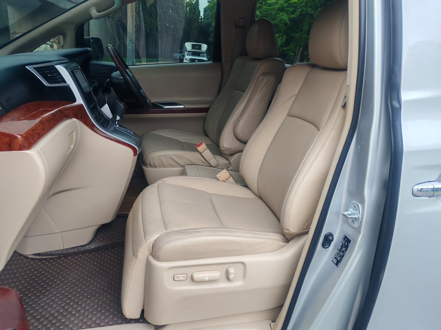 TOYOTA ALPHARD 2.4 V ปี 2011 - Image 12